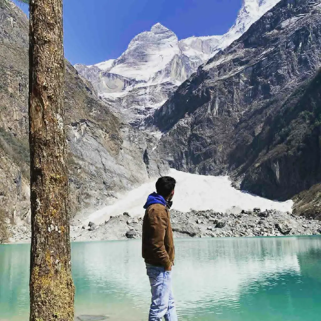 kahapuche-glacier-lake 2.webp